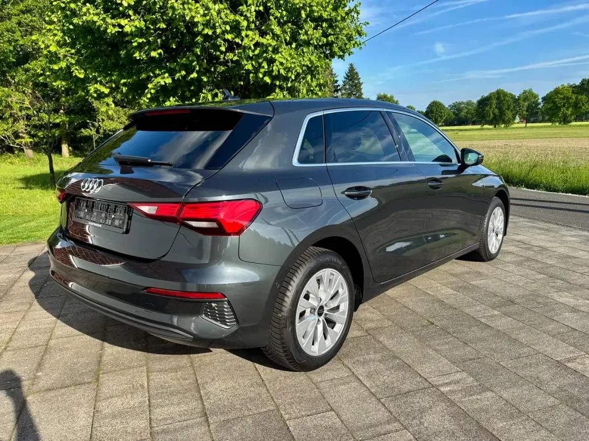 Gebraucht Audi A3 Ambiente 150 PS (110 kW) 2024 Grau SUV