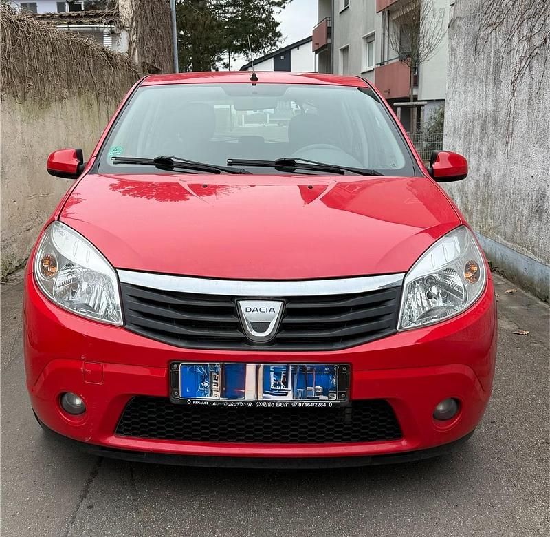Rot Gebraucht 2010 Dacia Sandero Limousine | 1.990 € (Fairer Preis) - Bild 1/4