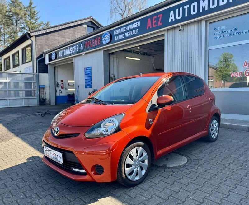 Orange Gebraucht 2012 Toyota Aygo Connect Style Kleinwagen | 4.950 € (Fairer Preis) - Bild 1/4