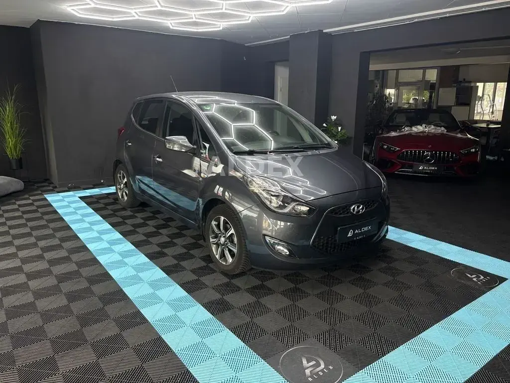 Gebraucht Hyundai i20 Space 125 PS (91 kW) 2019 Grau Kleinwagen