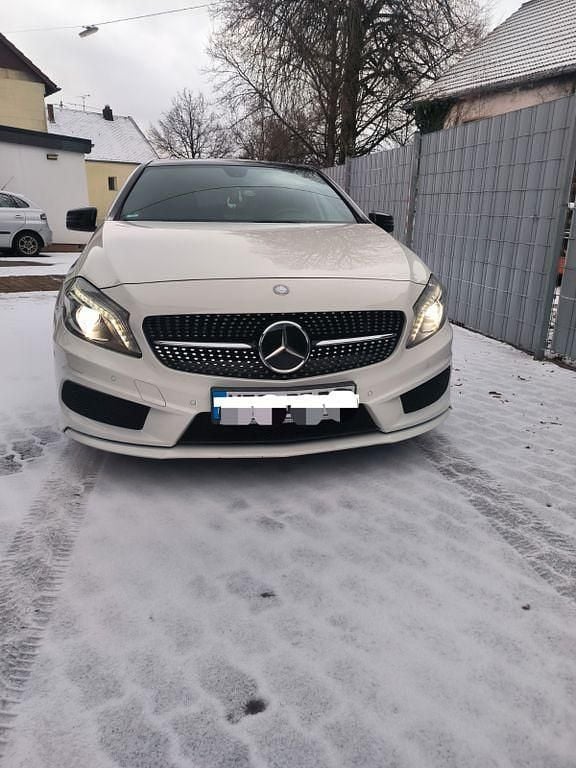 Schwarz Gebraucht 2015 Mercedes A200 AMG line Limousine | 12.499 € (Fairer Preis) - Bild 1/4