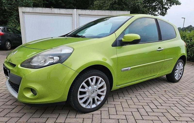Używany Renault Clio II Dynamique 103 KM (75 kW) 2011 Zielony Sedan/Limuzyna