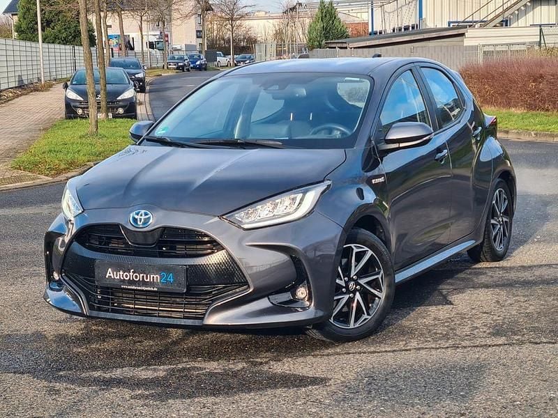 Gebraucht Toyota Yaris Team 92 PS (67 kW) 2021 Grau Limousine
