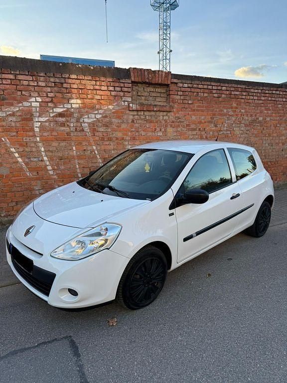 Weiß Gebraucht 2011 Renault Clio II Limousine | 2.149 € (Fairer Preis) - Bild 1/4