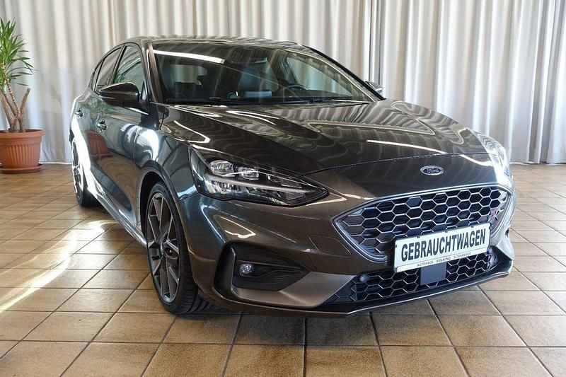 Grau Gebraucht 2020 Ford Focus Performance Edition Limousine | 19.980 € (Fairer Preis) - Bild 1/4