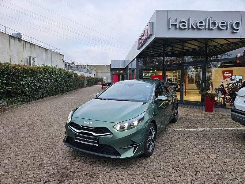 Gebraucht Kia Ceed Spirit 140 PS (102 kW) 2025 (exg) experience green met. Kleinwagen