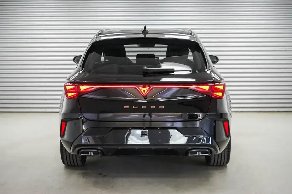 Neu Cupra Leon 150 PS (110 kW) 2026 Midnight black metallic (0e) Kombi