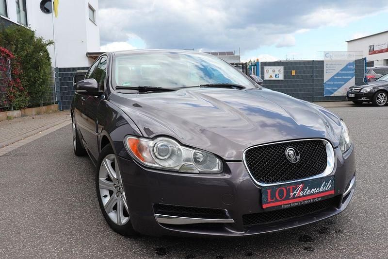 Grau Gebraucht 2009 Jaguar XF Luxury Limousine | 3.990 € - Bild 1/4