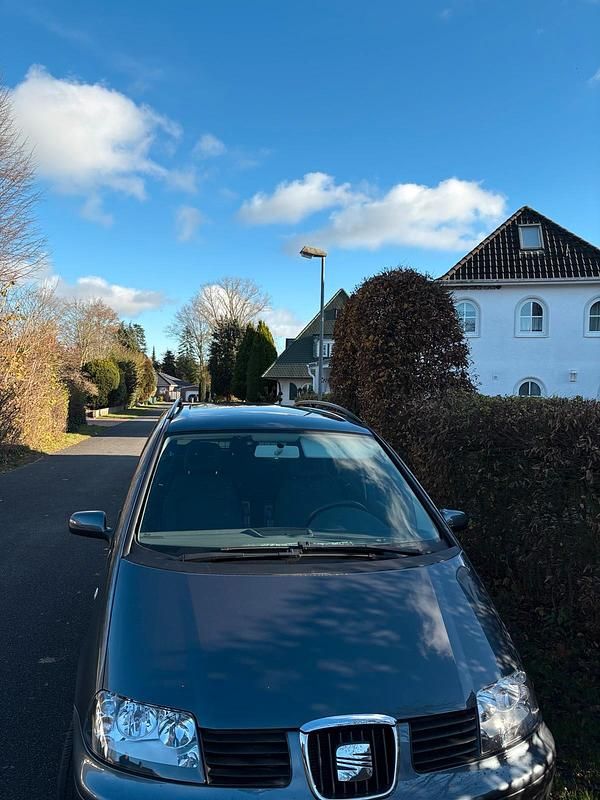 Grau Gebraucht 2008 VW Sharan Van / Kleinbus | 7.699 € - Bild 1/4