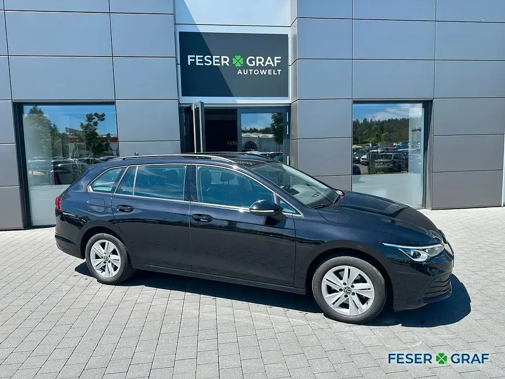 Gebraucht VW Golf VIII Life 150 PS (110 kW) 2023 Deep black perleffekt Kombi