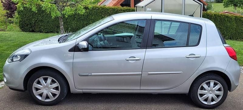 Silber Gebraucht 2012 Renault Clio IV Limousine | 4.250 € (Guter Preis) - Bild 1/4