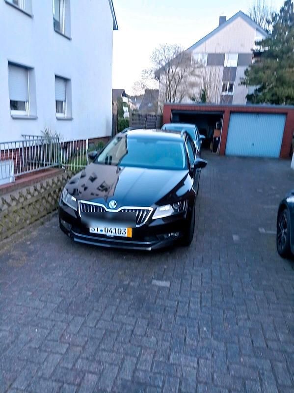 Braun Gebraucht 2018 Skoda Superb Active Kombi | 16.500 € (Guter Preis) - Bild 1/4