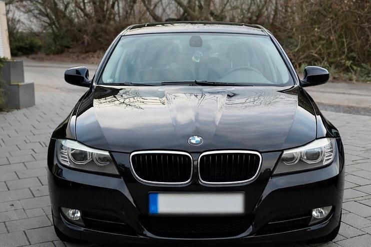 Gebraucht BMW 320 177 PS (130 kW) 2010 Schwarz Limousine