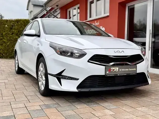 Używany Kia Ceed Edition 7 101 KM (74 kW) 2023 Biały Hatchback