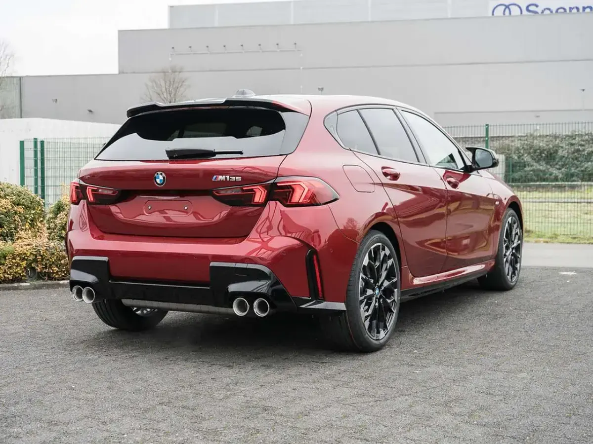 Neu BMW 135 300 PS (220 kW) 2026 Dragon fire red Kleinwagen