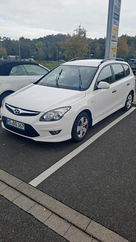 Grau Gebraucht 2013 Hyundai i30 Kombi | 2.700 € - Bild 1/4
