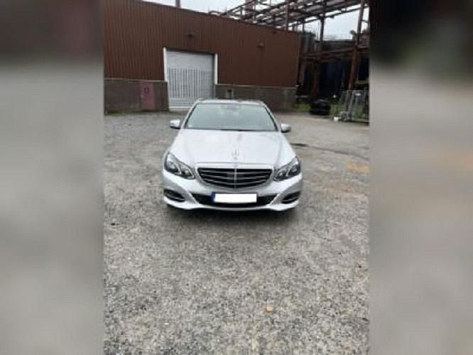 Grau Gebraucht 2014 Mercedes E500 Elegance Limousine | 26.600 € (Guter Preis) - Bild 1/4