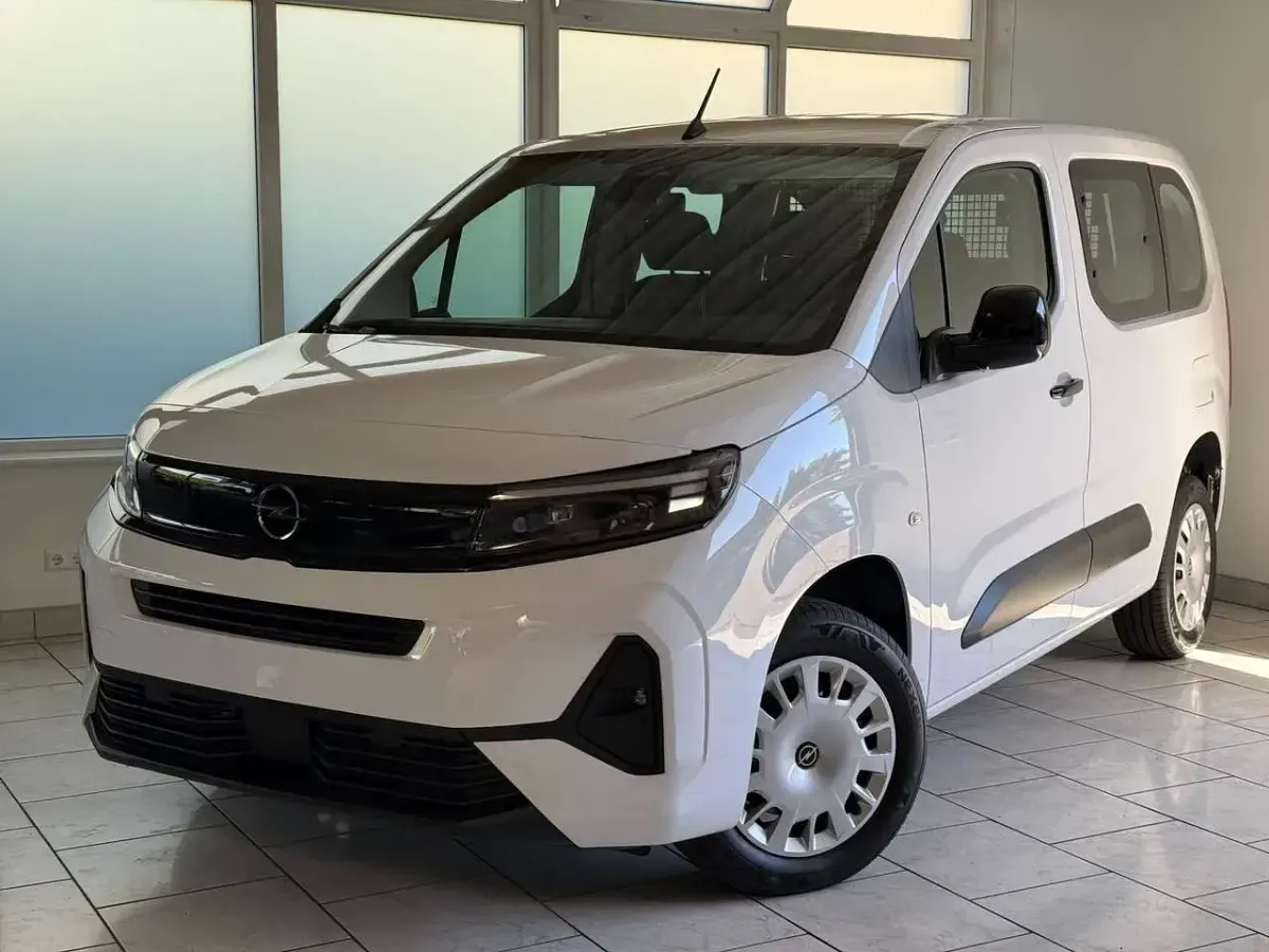 Neu Opel Combo Life Edition 131 PS (96 kW) 2026 Lackierung weiss icy/typ ausse Van / Kleinbus