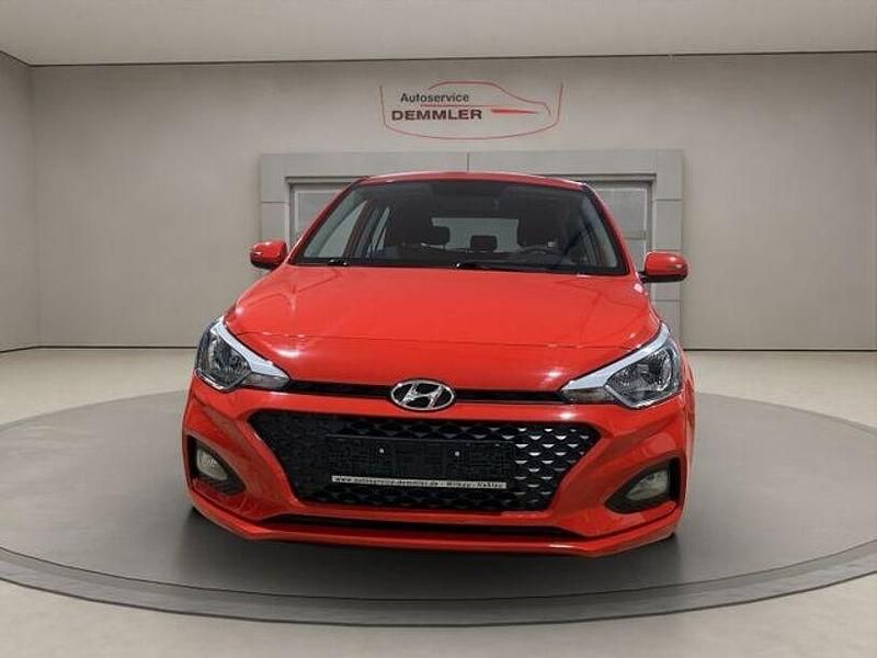 Gebraucht Hyundai i20 Select 101 PS (74 kW) 2019 Rot Limousine