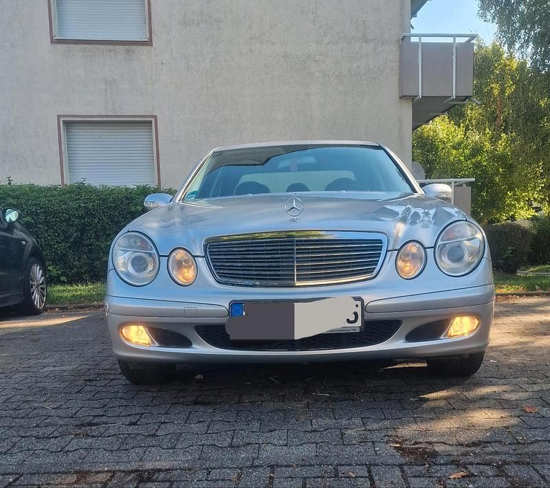 Grau Gebraucht 2005 Mercedes E220 Limousine | 4.250 € (Fairer Preis) - Bild 1/4