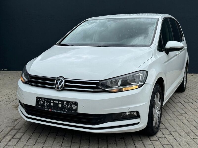 Weiß Gebraucht 2017 VW Touran Comfortline Van / Kleinbus | 7.990 € (Teuer) - Bild 1/4