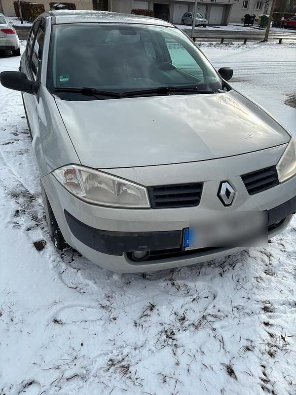 Silber Gebraucht 2005 Renault Mégane II Limousine | 2.700 € (Etwas zu teuer) - Bild 1/4