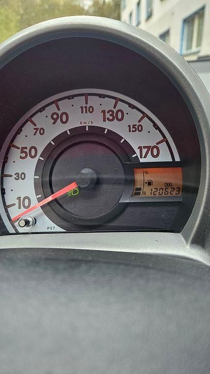 Używany Toyota Aygo 68 KM (50 kW) 2009 Srebrny Hatchback