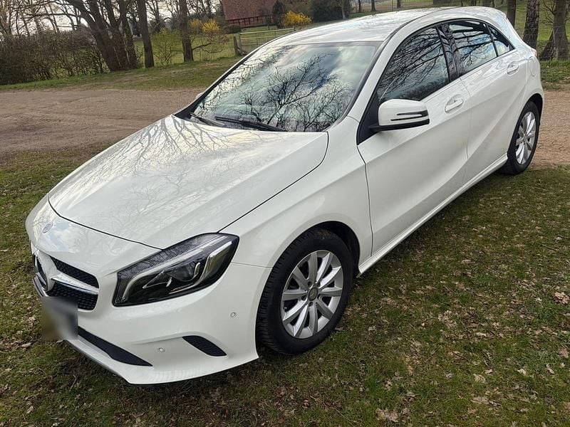 Gebraucht Mercedes A180 122 PS (89 kW) 2016 Weiß Limousine