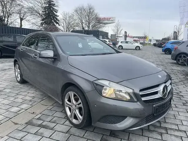 Gebraucht Mercedes A180 122 PS (89 kW) 2013 Grau Limousine