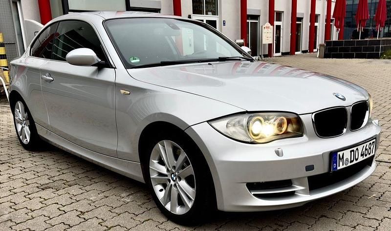 Silber Gebraucht 2007 BMW 123 Sport Line Kleinwagen | 7.990 € (Fairer Preis) - Bild 1/4