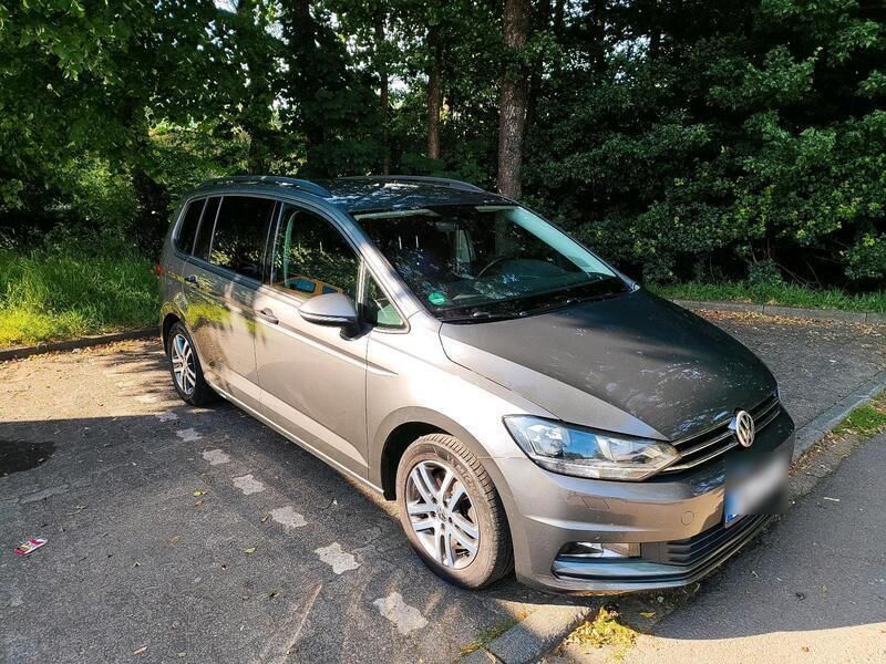 Grau Gebraucht 2015 VW Touran Van / Kleinbus | 13.999 € (Teuer) - Bild 1/4