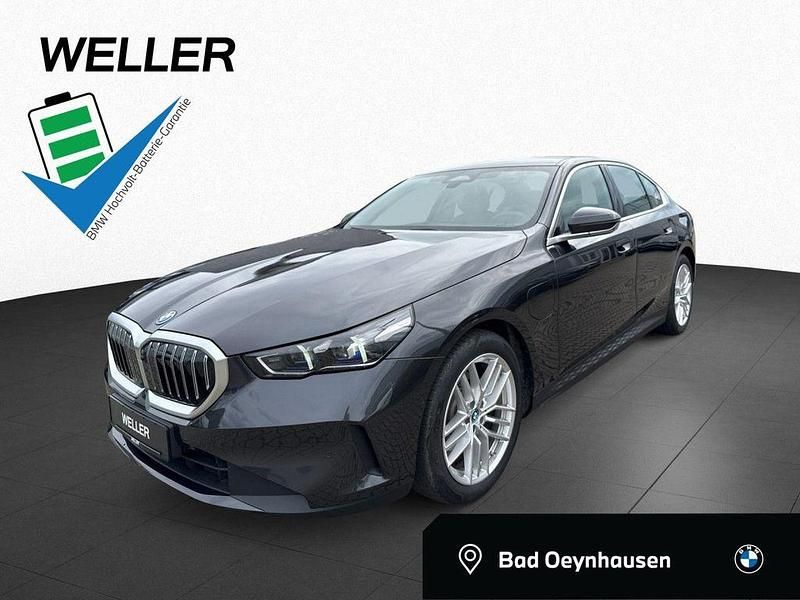 Grau Gebraucht 2024 BMW 530e Comfort Edition Limousine | 52.990 € - Bild 1/4