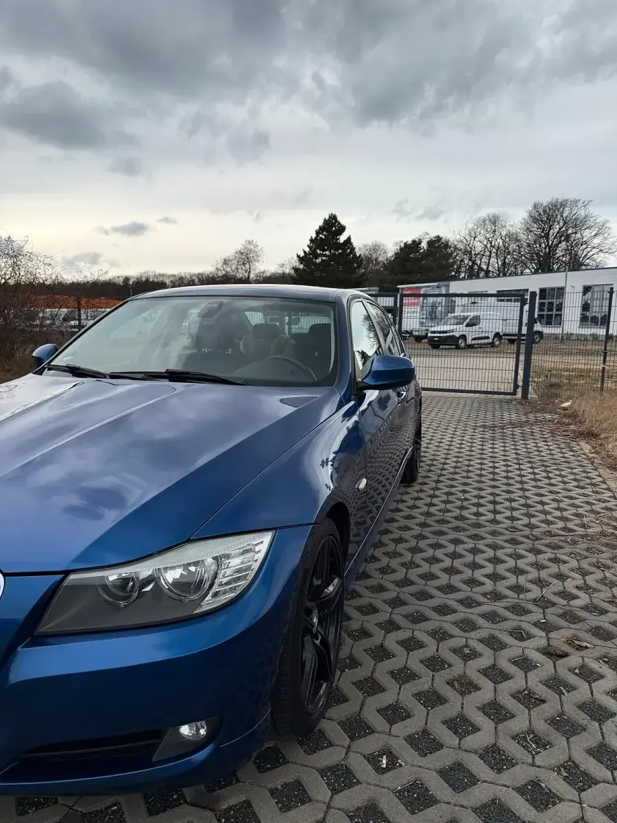 Gebraucht BMW 318 143 PS (105 kW) 2011 Blau Limousine