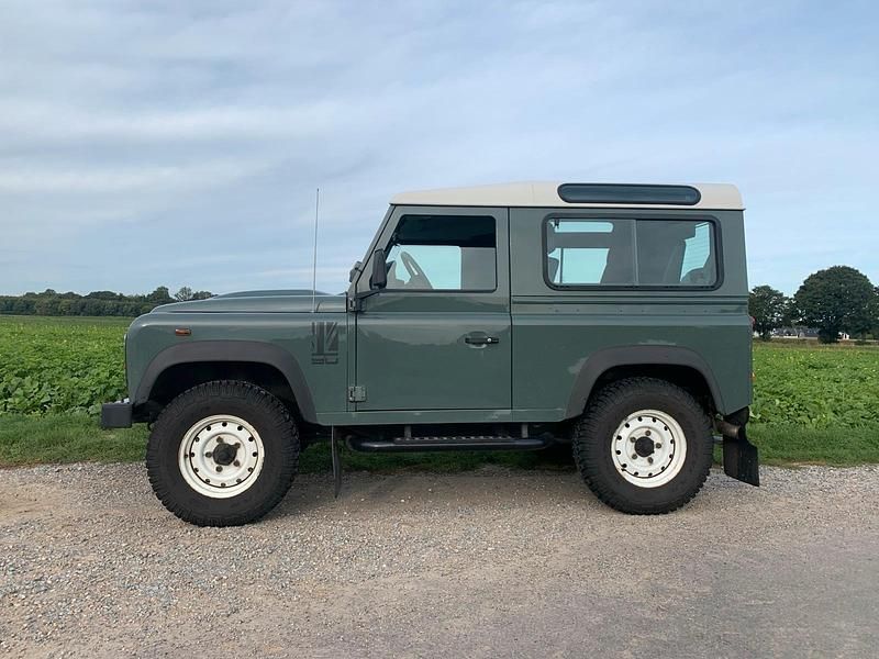 Grün Gebraucht 2008 Land Rover Defender SUV | 28.900 € - Bild 1/4