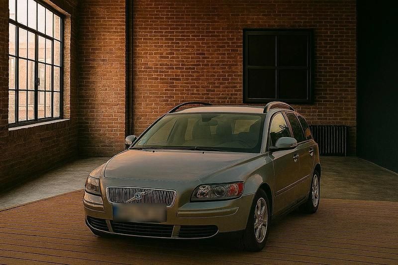 Grau Gebraucht 2005 Volvo V50 Kombi | 1.700 € (Fairer Preis) - Bild 1/4