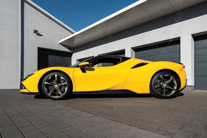 Gebraucht Ferrari SF90 2022 Gelb Cabrio