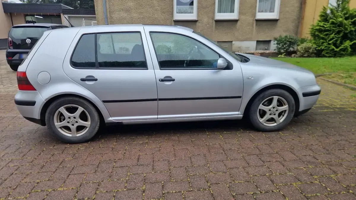 Gebraucht VW Golf IV Edition 101 PS (74 kW) 2001 Silber Limousine