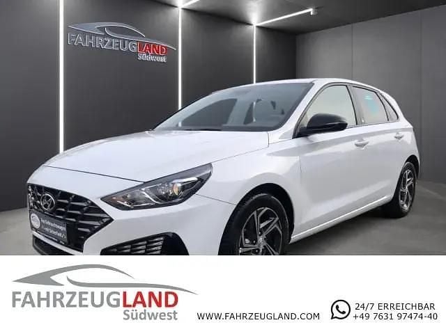 Weiß Gebraucht 2021 Hyundai i30 Edition 30 Limousine | 15.990 € (Fairer Preis) - Bild 1/4