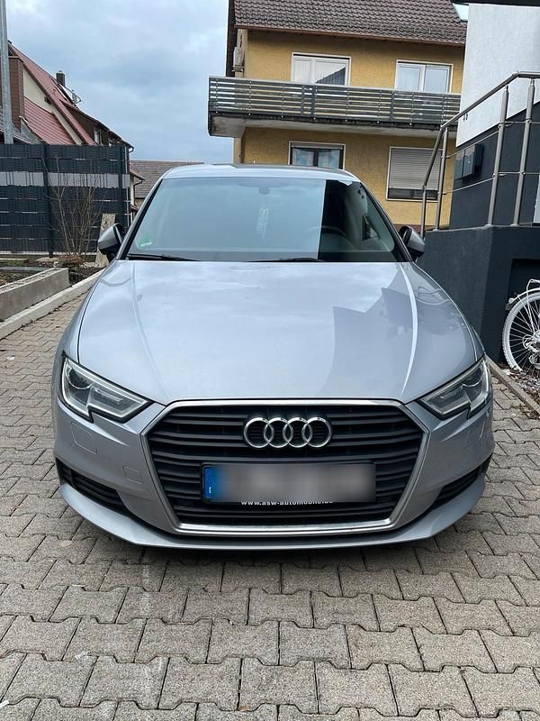 Grau Gebraucht 2018 Audi A3 Kleinwagen | 14.350 € (Superpreis) - Bild 1/4