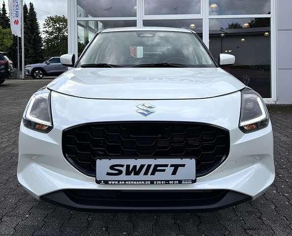Neu Suzuki Swift Club 83 PS (61 kW) 2025 Pure white pearl metallic Kleinwagen