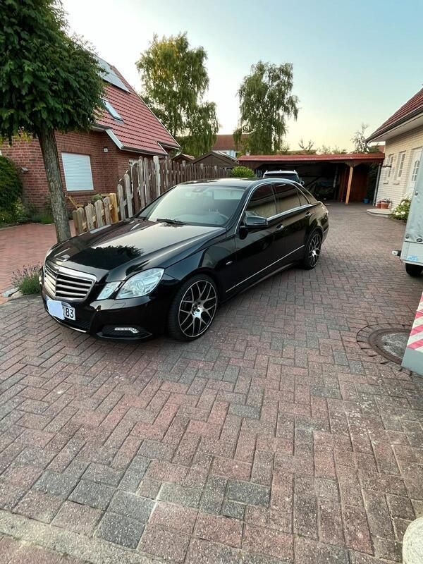 Schwarz Gebraucht 2009 Mercedes E350 Avantgarde Limousine | 6.900 € (Superpreis) - Bild 1/4