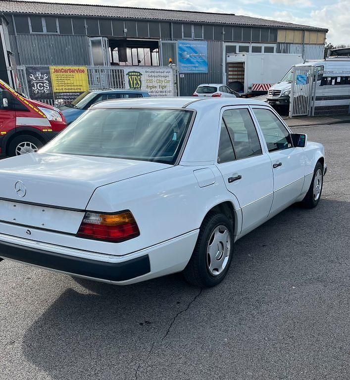 Gebraucht Mercedes 200 118 PS (86 kW) 1990 Weiß Limousine