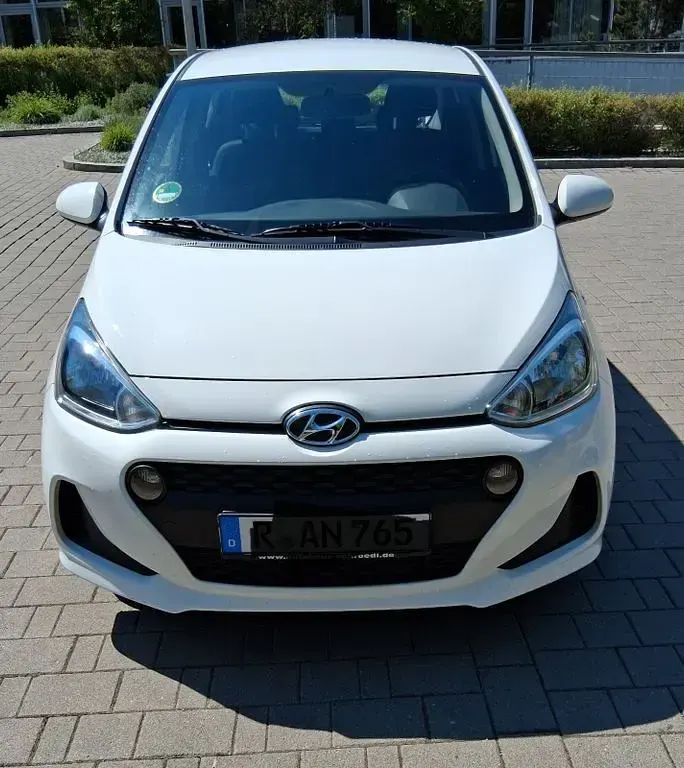 Gebraucht Hyundai i10 Trend 67 PS (49 kW) 2018 Weiß Kleinwagen