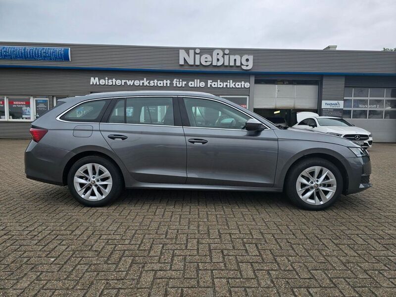 Graphitegrau metallic Gebraucht 2024 Skoda Octavia Selection Kombi | 32.280 € (Superpreis) - Bild 1/4