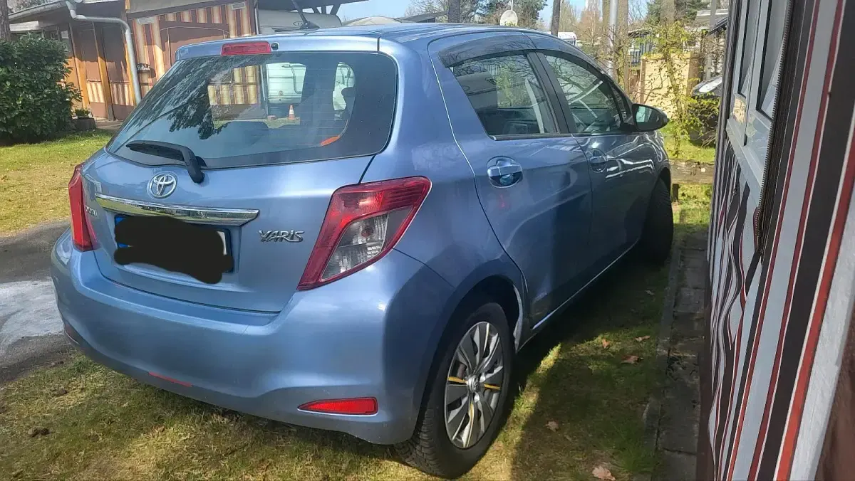 Używany Toyota Yaris 99 KM (72 kW) 2012 Niebieski Hatchback