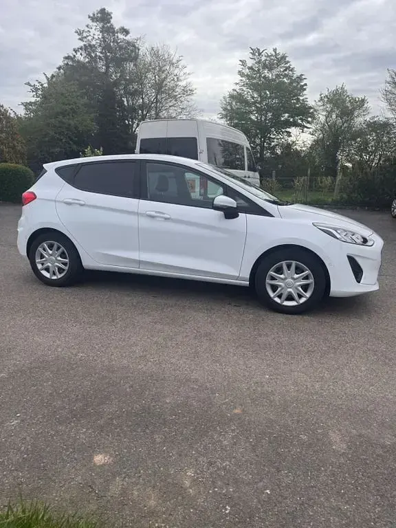 Gebraucht Ford Fiesta Cool & Connect 95 PS (69 kW) 2020 Weiß Kleinwagen