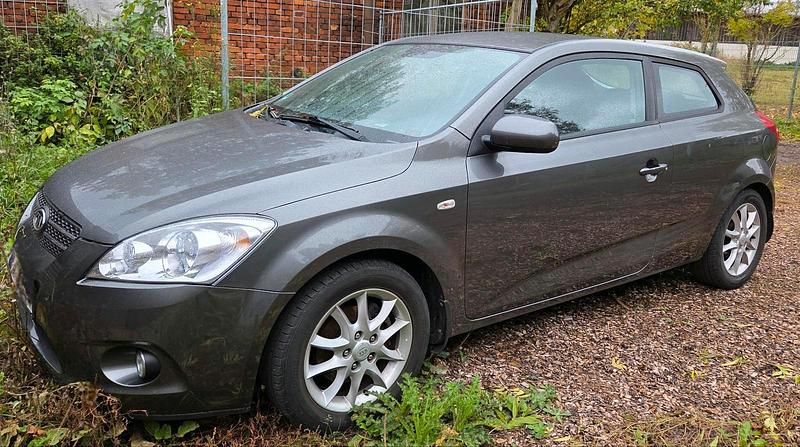 Grau Gebraucht 2010 Kia Ceed Kleinwagen | 1.500 € (Superpreis) - Bild 1/4