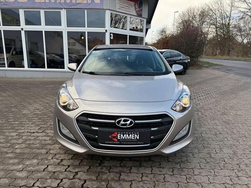 Weiß Gebraucht 2016 Hyundai i30 Limousine | 9.990 € (Fairer Preis) - Bild 1/4