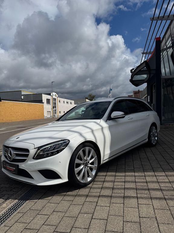 Weiß Gebraucht 2019 Mercedes C300 Limousine | 23.900 € (Superpreis) - Bild 1/4