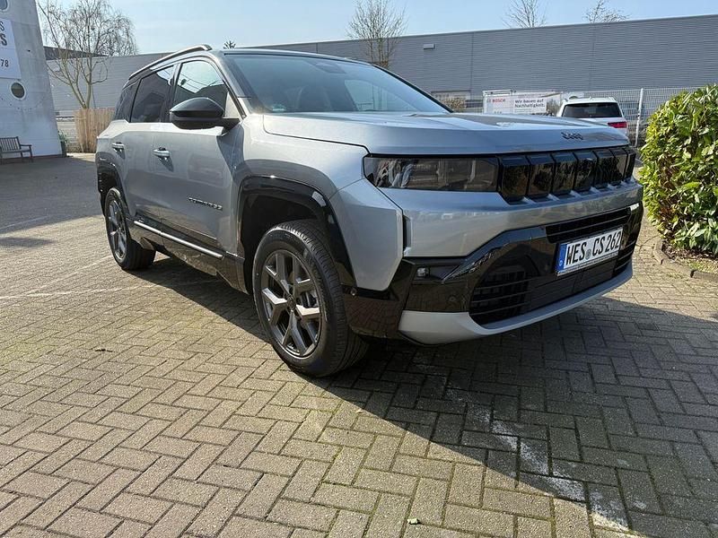 Neu Jeep Compass 145 PS (106 kW) 2026 Yosemite grey mit dach in vul SUV